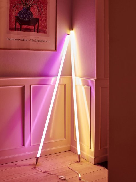 Lastetoas võib täiendava valgustina kasutada ka Neon Tube leedlampe, mida saab riputada või toetada seinale.
Tootja: HAY Alkuperä: elkemoobel.ee