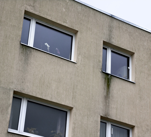 Tsinkplekist aknalauad ja parapetiplekk on määrinud kogu fassaadi. Alkuperä: www.toode.ee