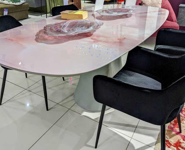 Mööblisalong Itaalias ( foto Ingrid Kuuli) Ovaalne roosa marmorplaadiga söögilaud ja mustad
sametised söögitoolid. Trendikas – kumer disain