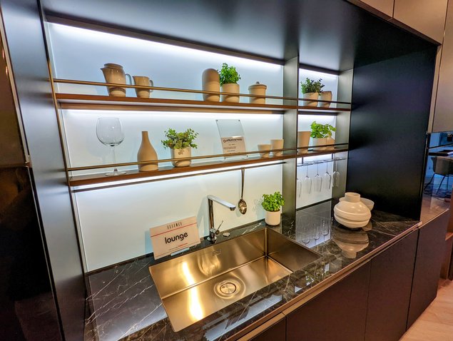 Köögimööbli salong Itaalias ( foto Ingrid Kuuli) märksõnad: U kujuline töötsoon, marmor tööpind,
taustavalgus, taimed, kuldne valamu + segisti