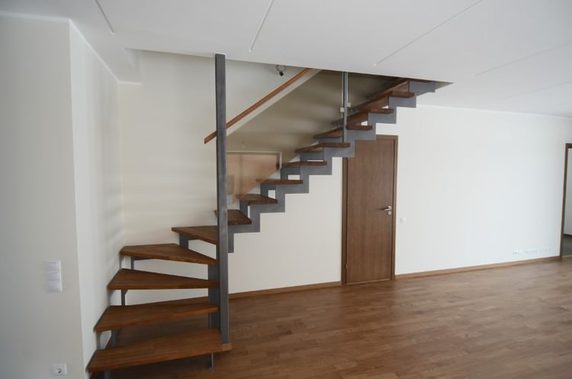 Г-образная лестница на металлических косоурах с забежными ступенями Allikas: www.stragendo.ee