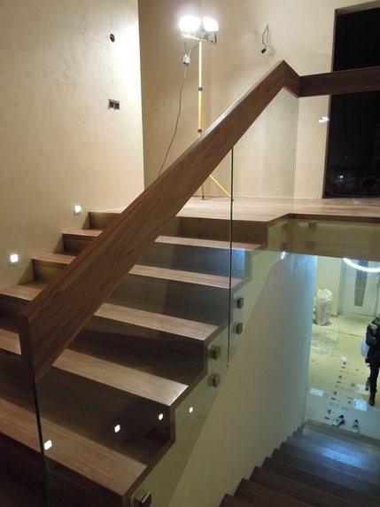 Отделанная орехом бетонная лестница со стеклянным ограждением Allikas: www.stragendo.ee