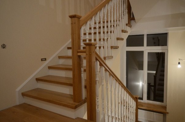 Klassikaline betoonist trepp viimistletud tammepuiduga, trepipiire on klassikaline - puidust ja valgeks värvitud Allikas: www.stragendo.ee