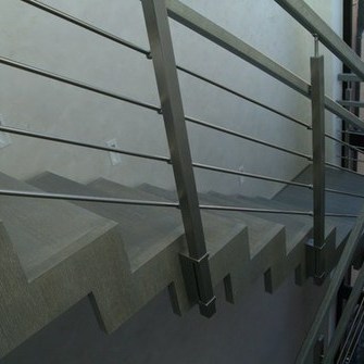  Metallist puitspooniga kaetud kakstala trepp, talad spoonitud, trepiastmed asetsevad talade vahel. Belyi Klen koostöös.   Alkuperä:  www.stragendo.ee  