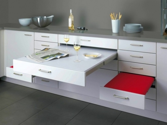 Ruumisäästev idee köögis, kus vajadusel saab endale lauakese tekitada, lõikelaua välja tõmmata või muu töötsooni abivahendi hõlpsasti kasutusse võtta.  Allikas: www.minimalisti.com