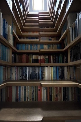 Sama raamaturiiulite süsteem vaadatuna alt üles, aken annab valgust ka kõrgematel riiulitel toimetades. Alkuperä: www.decodir.com