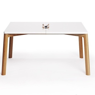 COW laud (Table140) Igast küljest lihtsalt ligipääsetavad pistikupesad laua keskel.